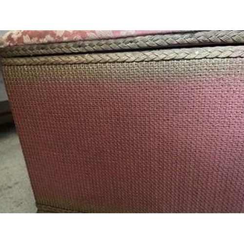 7224 - A pink Lloyd Loom style ottoman, height 44cm, length 92 cm, width/depth 40cm (no label) (in good con... 