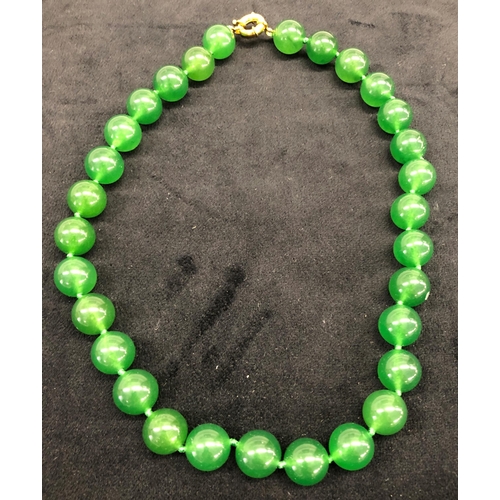 7242 - A green jade transparent necklace, 48cm long overall. (Clasp not gold)