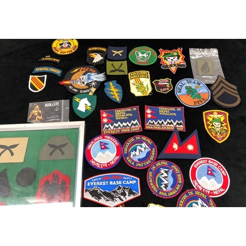 7038 - A mixed quantity of military patches, Seal Team Five, Airborne MIKE Force, Vietnam Deny Him the Dark... 