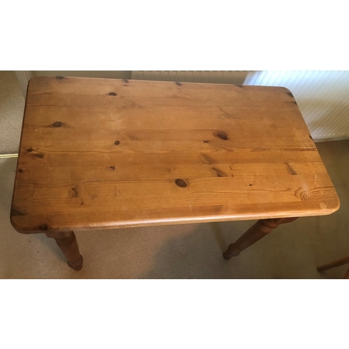 7166 - A small rectangular topped pine table with turned legs, 91cm wide, 50.5cm deep, 78cm high. (Some rub... 