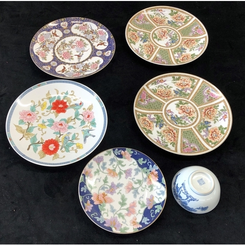 7128 - A pair of modern Oriental style plates, 26
5cm diameter, various other plates and 1 bowl.