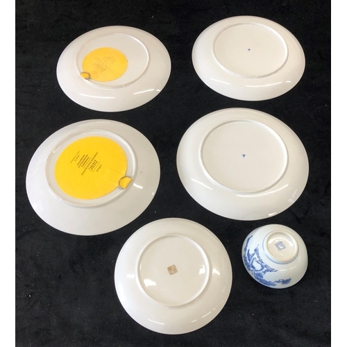 7128 - A pair of modern Oriental style plates, 26
5cm diameter, various other plates and 1 bowl.