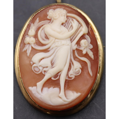 430 - An 18ct gold oval cameo brooch/pendant with raised full length figure of a lady, 3.3cm high, overall... 