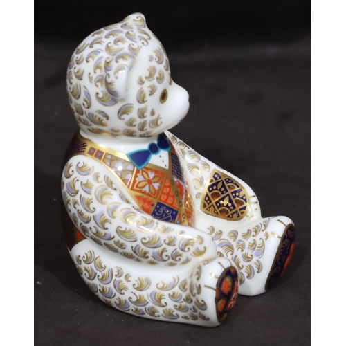 109 - A Royal Crown Derby Imari patterned paperweight in the form of a seated teddy bear, with silver colo... 