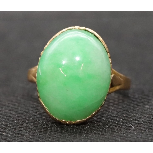 401 - An 18ct gold ladies' oval jade ring, size R/S, 5.3 grams gross