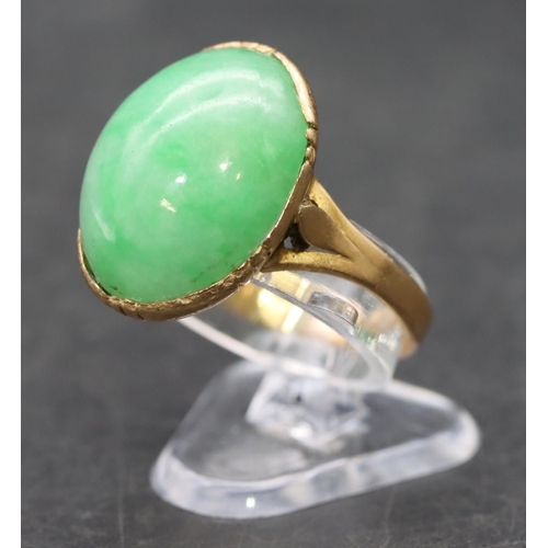 401 - An 18ct gold ladies' oval jade ring, size R/S, 5.3 grams gross