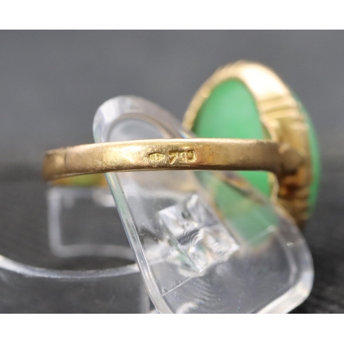 401 - An 18ct gold ladies' oval jade ring, size R/S, 5.3 grams gross