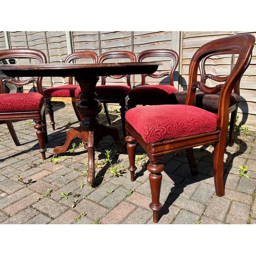 8082 - A set of 6 Victorian mahogany open back single chairs with drop-in seats and a mahogany round table ... 