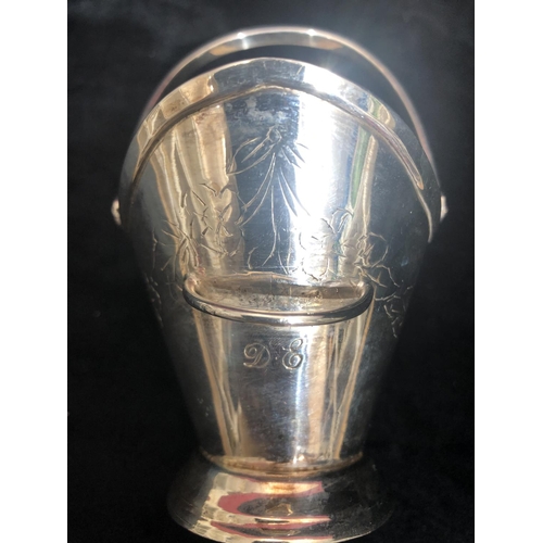 8006 - A silver plated small bucket with engraved decoration and initialled DE, with spoon, a plated jam po... 