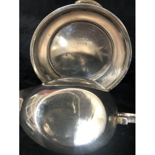 8006 - A silver plated small bucket with engraved decoration and initialled DE, with spoon, a plated jam po... 