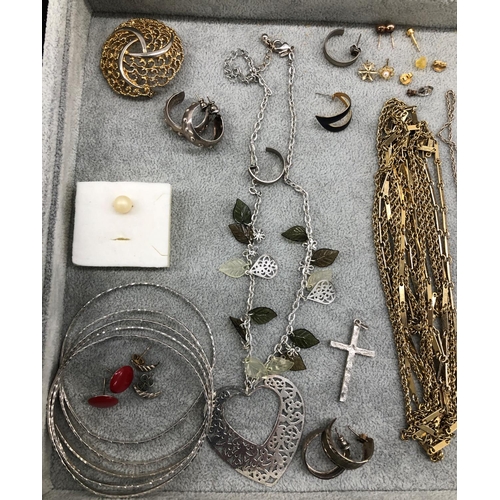 8050 - A quantity of various costume jewellery, a small oval jewellery box and an Oriental reproduction blu... 