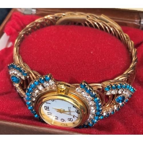 8060 - A boxed Sekonda ladies bracelet watch, 20cm long open, with matching bracelet, pendant and chain, an... 