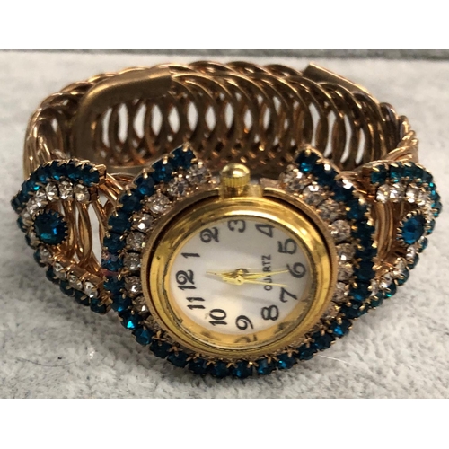 8060 - A boxed Sekonda ladies bracelet watch, 20cm long open, with matching bracelet, pendant and chain, an... 