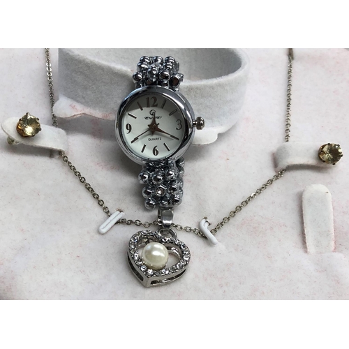 8060 - A boxed Sekonda ladies bracelet watch, 20cm long open, with matching bracelet, pendant and chain, an... 