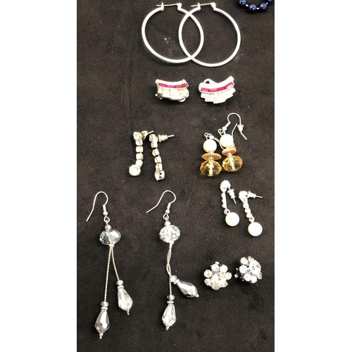 8065 - A large quantity of costume jewellery, necklaces, bracelets, brooches, earrings etc. and a jewellery... 