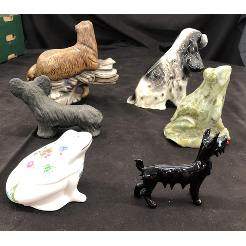 8086 - A small Aynsley china frog shaped pot, a green stone frog, 10cm high, a Spaniel, 14cm high, 2 other ... 