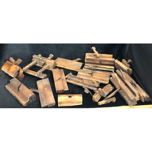 8116 - A quantity of various wood lathes etc.