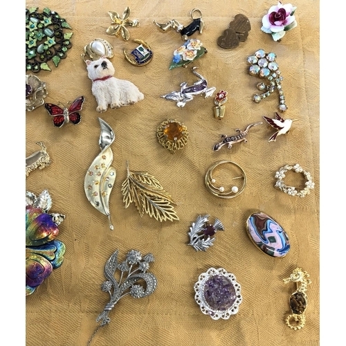 8059 - A quantity of various modern brooches and badges.