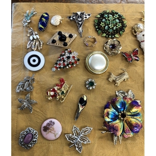 8059 - A quantity of various modern brooches and badges.