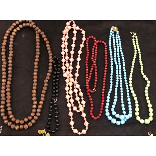 8065 - A large quantity of costume jewellery, necklaces, bracelets, brooches, earrings etc. and a jewellery... 