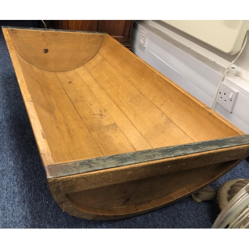 8300 - A wood trough, 95cm wide, 51cm deep, 21cm high and a small wood butter churn, 30cm high with lid and... 