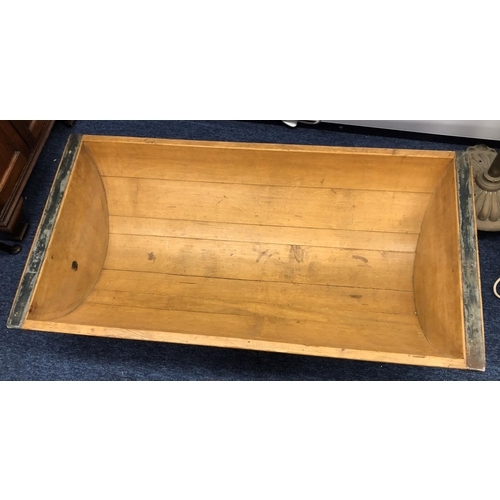 8300 - A wood trough, 95cm wide, 51cm deep, 21cm high and a small wood butter churn, 30cm high with lid and... 