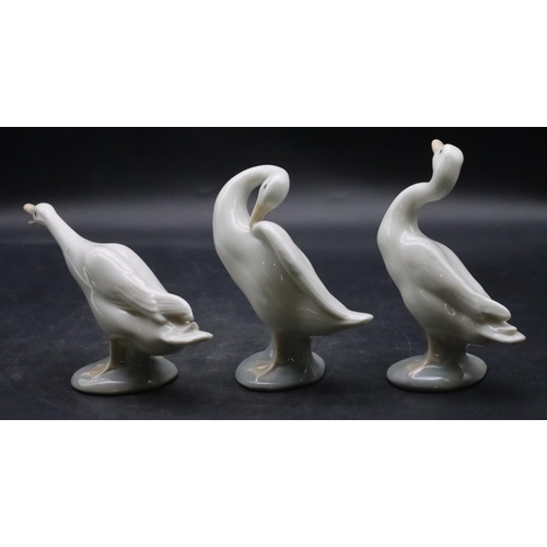 144 - 3 white Lladro figures of geese, tallest 12.5cm high (3)