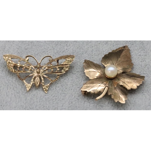 517 - A 9ct gold leaf shaped brooch mounted with a single pearl and a 9ct gold brooch in the form of a but... 