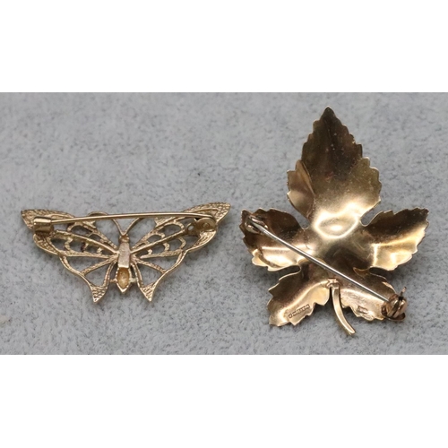 517 - A 9ct gold leaf shaped brooch mounted with a single pearl and a 9ct gold brooch in the form of a but... 