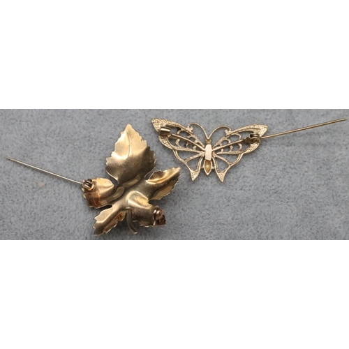 517 - A 9ct gold leaf shaped brooch mounted with a single pearl and a 9ct gold brooch in the form of a but... 