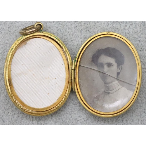 518 - An oval locket with allover chased decoration, 4cm high