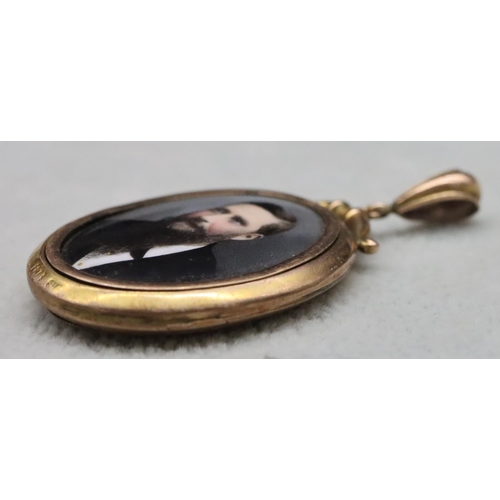 519 - A 9ct gold oval double sided locket, depicting portrait of a gentleman and lady, 5.2cm high overall,... 