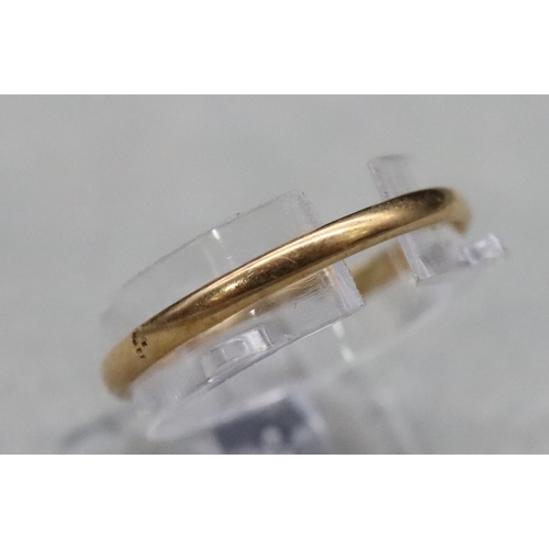 521 - A gold wedding ring, Size N/O, 1.1 grams