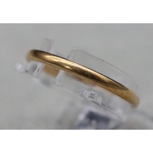 521 - A gold wedding ring, Size N/O, 1.1 grams