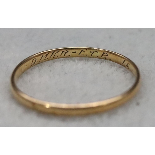 521 - A gold wedding ring, Size N/O, 1.1 grams