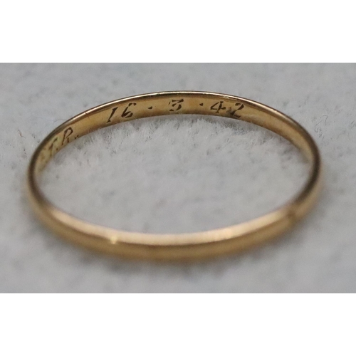 521 - A gold wedding ring, Size N/O, 1.1 grams