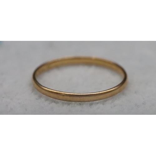 521 - A gold wedding ring, Size N/O, 1.1 grams