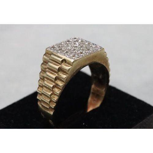 539 - A 9ct gold gentlemen's signet ring set with 4 x 4 rows of small diamonds, Size Z, 8.1 grams gross