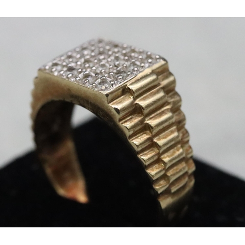 539 - A 9ct gold gentlemen's signet ring set with 4 x 4 rows of small diamonds, Size Z, 8.1 grams gross