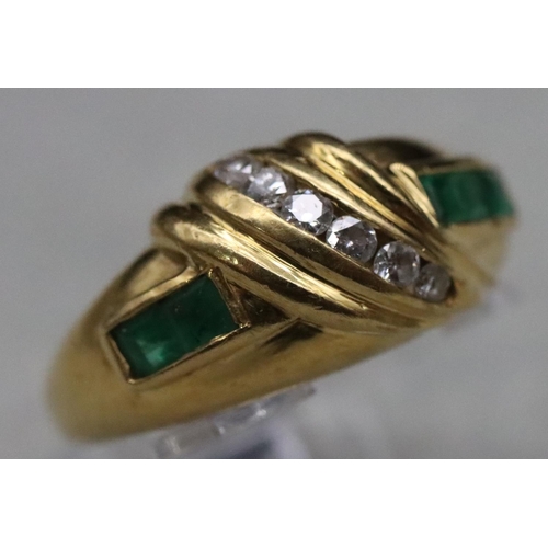 542 - An 18ct gold ladies' ring with a row of 6 graduated small diamonds flanked by 5 square cut emeralds,... 