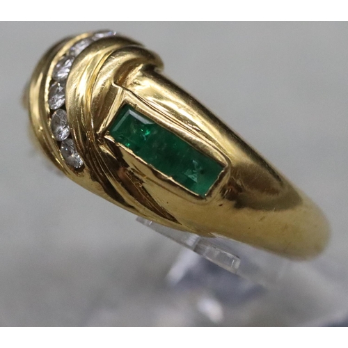 542 - An 18ct gold ladies' ring with a row of 6 graduated small diamonds flanked by 5 square cut emeralds,... 