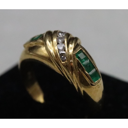 542 - An 18ct gold ladies' ring with a row of 6 graduated small diamonds flanked by 5 square cut emeralds,... 