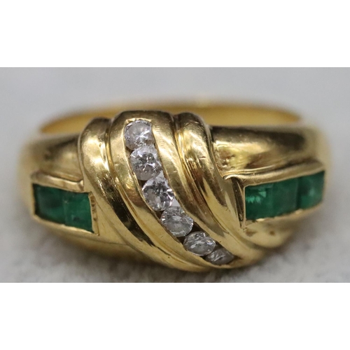 542 - An 18ct gold ladies' ring with a row of 6 graduated small diamonds flanked by 5 square cut emeralds,... 