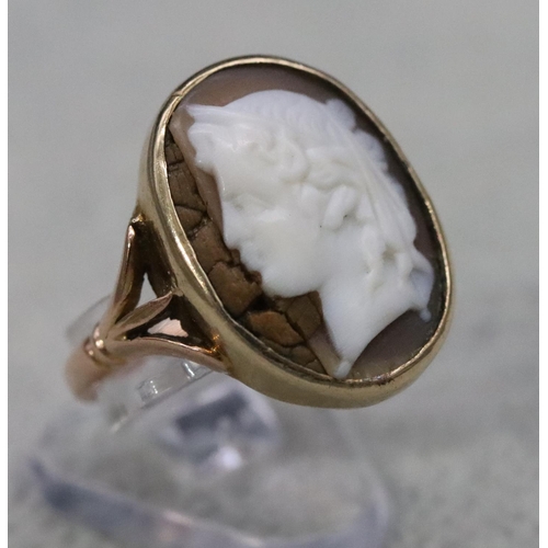 552 - A 9ct gold oval cameo ring depicting figurehead (repair to left hand side), Size R, 4.2 grams gross