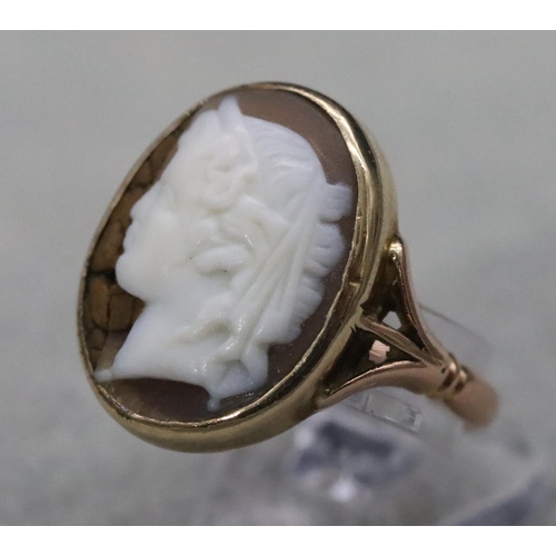 552 - A 9ct gold oval cameo ring depicting figurehead (repair to left hand side), Size R, 4.2 grams gross