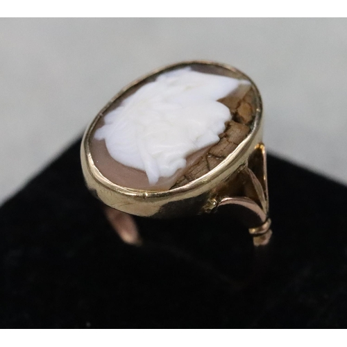 552 - A 9ct gold oval cameo ring depicting figurehead (repair to left hand side), Size R, 4.2 grams gross