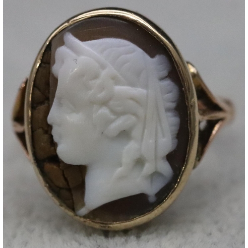 552 - A 9ct gold oval cameo ring depicting figurehead (repair to left hand side), Size R, 4.2 grams gross