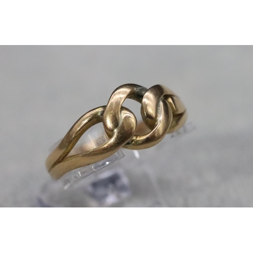 554 - A gold linked shaped ring, Size R/S, 4.1 grams