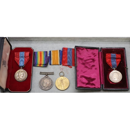 561 - 2 WWI military medals: 1914/18 medal and War medal 