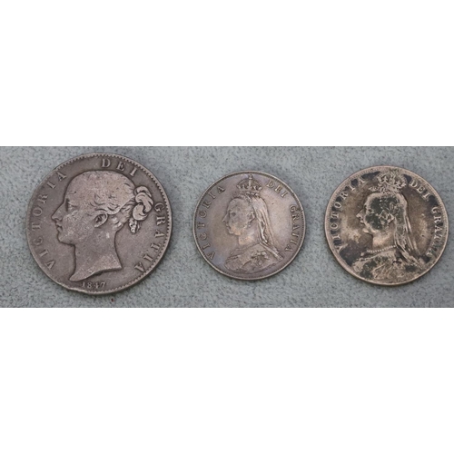 564 - An early Victorian silver Crown, 1847, a Victorian silver half Crown, 1890 and a Victorian silver Fl... 